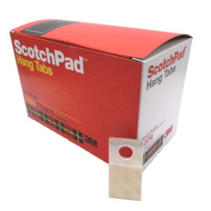 3M™ Colgadores Adhesivos ScotchPad™. Se une a la gran mayoría de superficies de productos o embalajes para aplicaciones de exhibición en las tiendas.