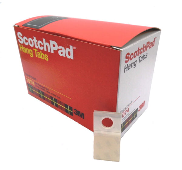 3M™ Colgadores Adhesivos ScotchPad™. Se une a la gran mayoría de superficies de productos o embalajes para aplicaciones de exhibición en las tiendas.